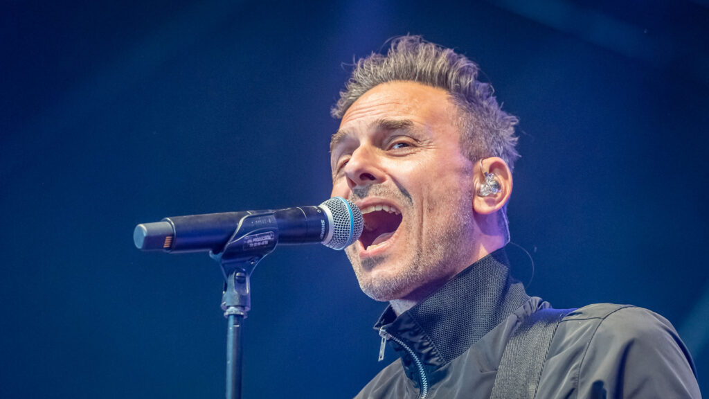 Galleri: Johnny Deluxe uddelte kærlighed i Jelling