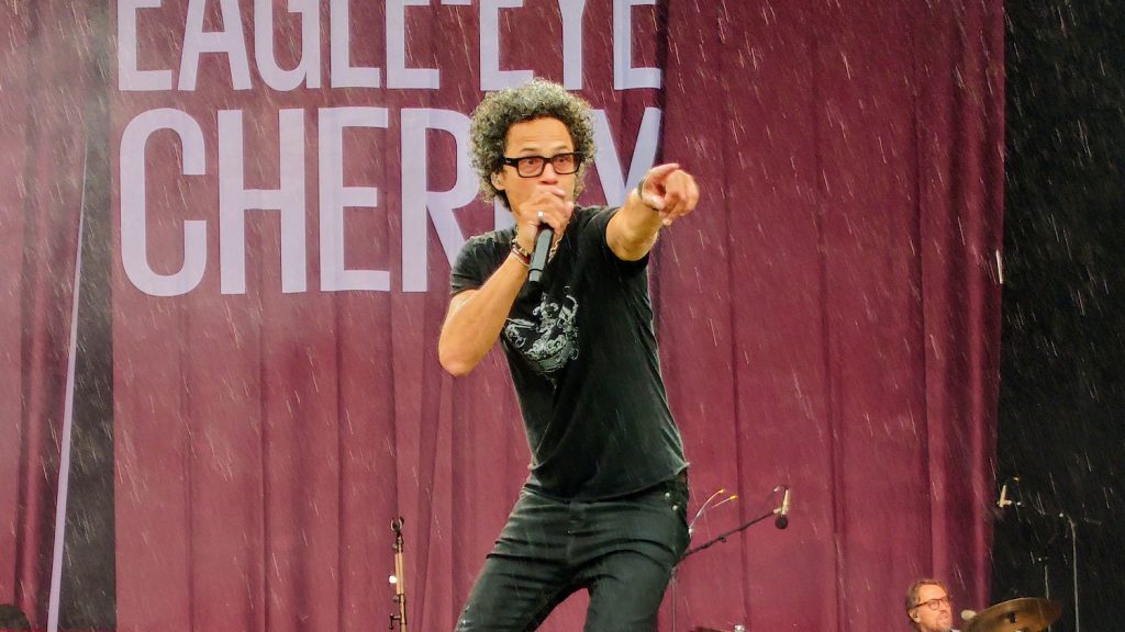 Trods massivt nedbør sørgede Eagle-Eye Cherry for opadpegende mundVIGe