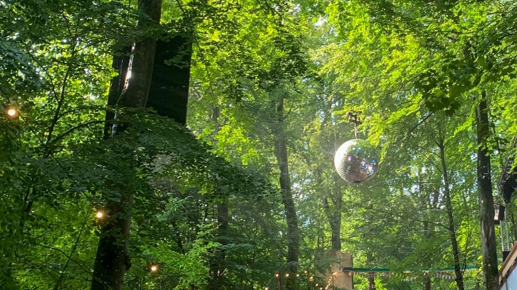 Smuk er Jyllands strålende diskokugle af en festival, i en bøgeskov