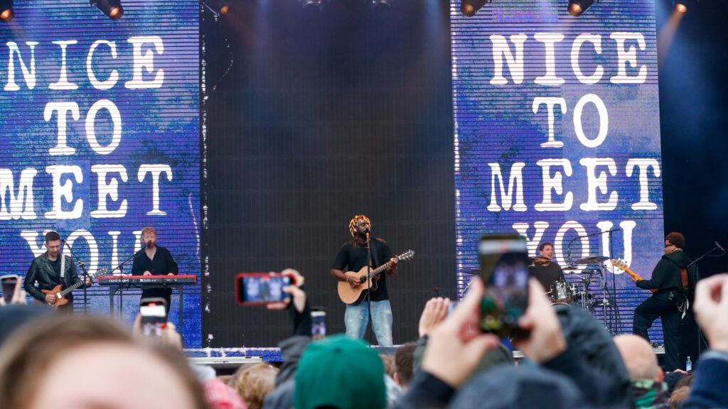 Regndans med Myles Smith på Strandtangen