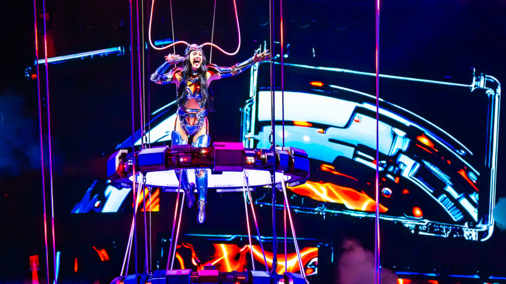 Katy Perry – Larm, glimmer og åndenød på scenegulvet