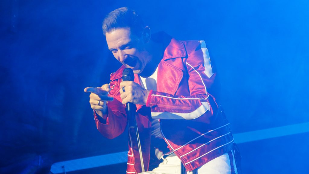 Queen Machine satte et elektrisk punktum på Øster Hurup Sommerkoncert