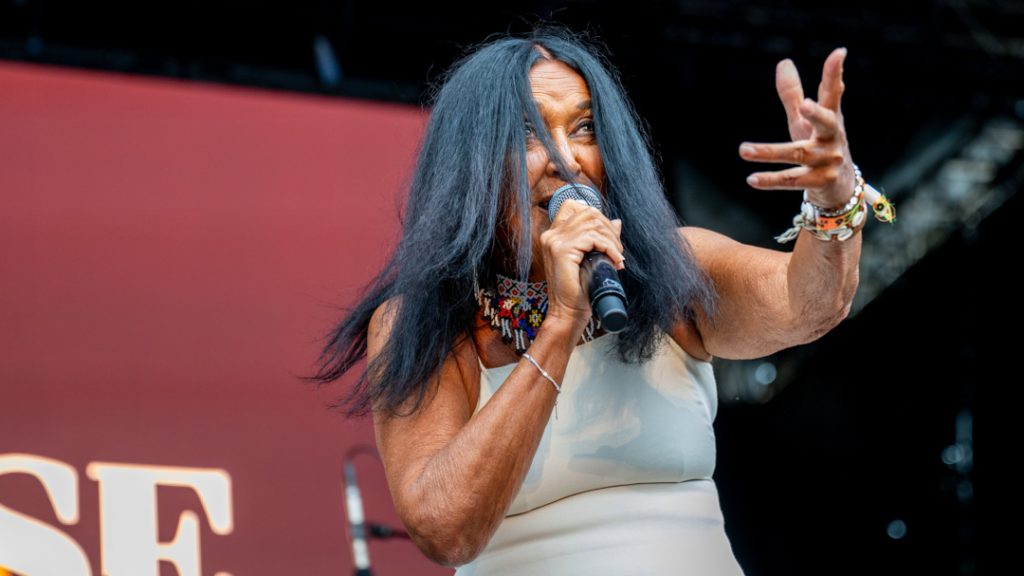 Savage Roses toner blæser blidt i vinden og lægger sig ud over fredagens festivalgæster